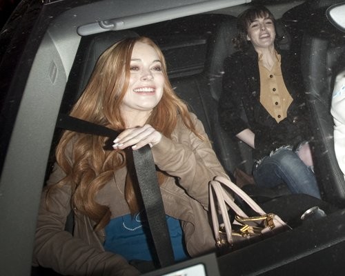 Lindsay Lohan và cô em gái sau đó đến bữa tiệc sinh nhật của người bạn trong chiếc xe Porsche mới của Lilo.