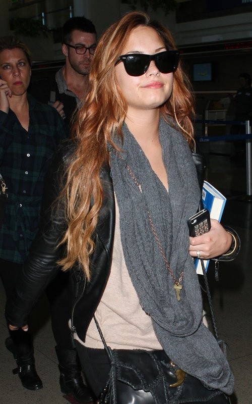 Demi Lovato bị bắt gặp có mặt ở sân bay quốc tế Los Angeles hôm 14/3. Gần đây, Demi Lovato đăng tải không ít những lời chia sẻ cũng như lời khuyên của mình về việc nên hẹn hò như thế nào trên mạng xã hội Twitter.