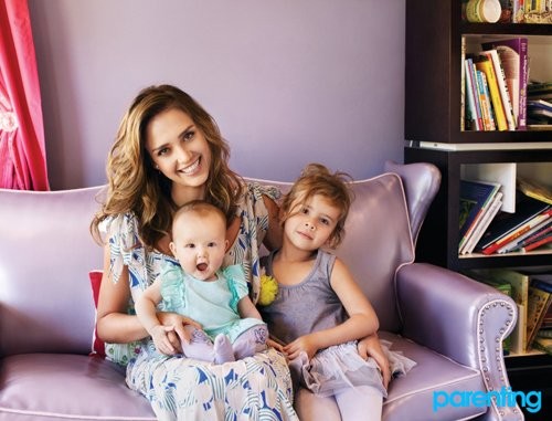 Jessica Alba và hai đứa con đáng yêu của cô vừa trang hoàng bìa tạp chí Parenting số báo tháng 4/2012 với hình ảnh mẹ con vô cùng ấm áp, hạnh phúc.