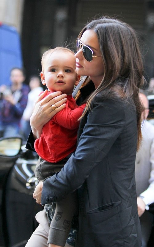 Hôm thứ Tư, Miranda Kerr được chụp lại đang bế bé Flynn về nhà trên đường phố New York.