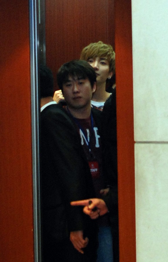Dù thang máy rất chật chội nhưng phóng viên vẫn kịp “chộp” hình ảnh trưởng nhóm Suju-Lee Teuk đang “ló” lên rất... "hớn".