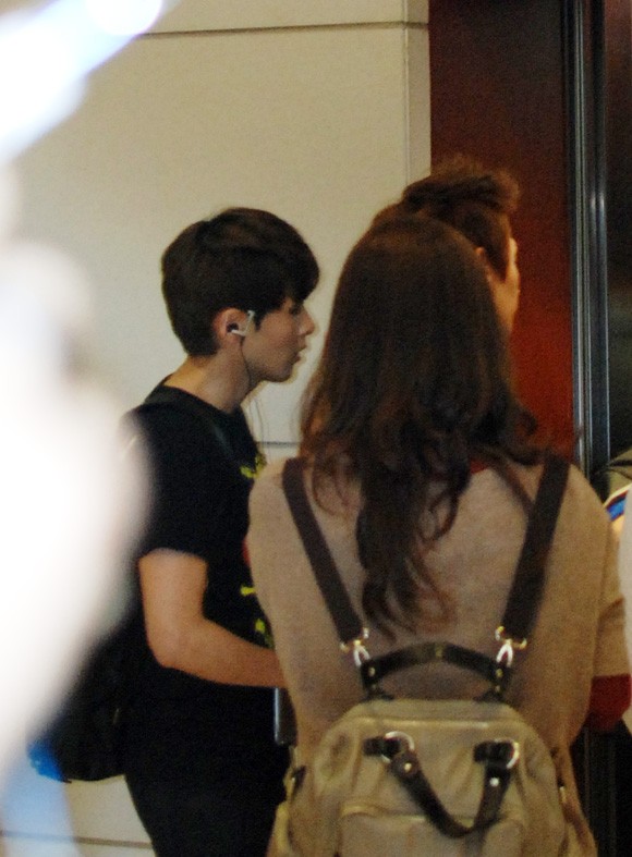 Ryeowook và Eun Hyuk (Suju) trước cửa thang máy.