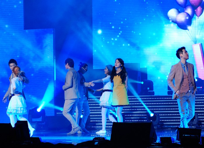 "Em gái quốc dân" IU lên sân khấu biểu diễn 3 bài hit.