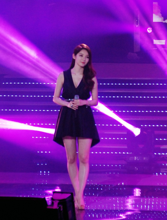 Kang Min Kyung (Davichi) xinh ngất ngây trên sân khấu khiến các fan hò reo không ngớt.