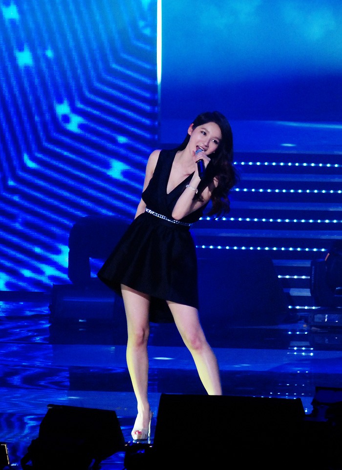 Cô ca sĩ của nhóm Davichi tự tin biểu diễn ca khúc "Hoang mang" bằng Tiếng Việt.