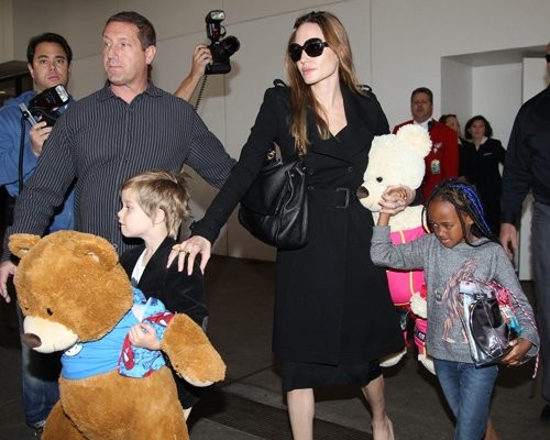 Angelina Jolie vừa đưa các con Shiloh và Zahara xuống tới sân bay quốc tế Los Angeles chiều thứ Năm. Hai cô con gái mỗi người cầm một con gấu bông rất to.