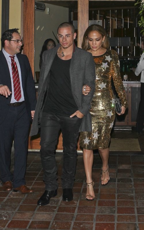 Jennifer Lopez bị bắt gặp đang tay trong tay với bạn trai Casper Smart ở West Hollywood tối 15/3. Trong bài phỏng vấn với tạp chí Vogue, Jennifer Lopez chia sẻ: "Anh ấy là một người rất tuyệt vời."