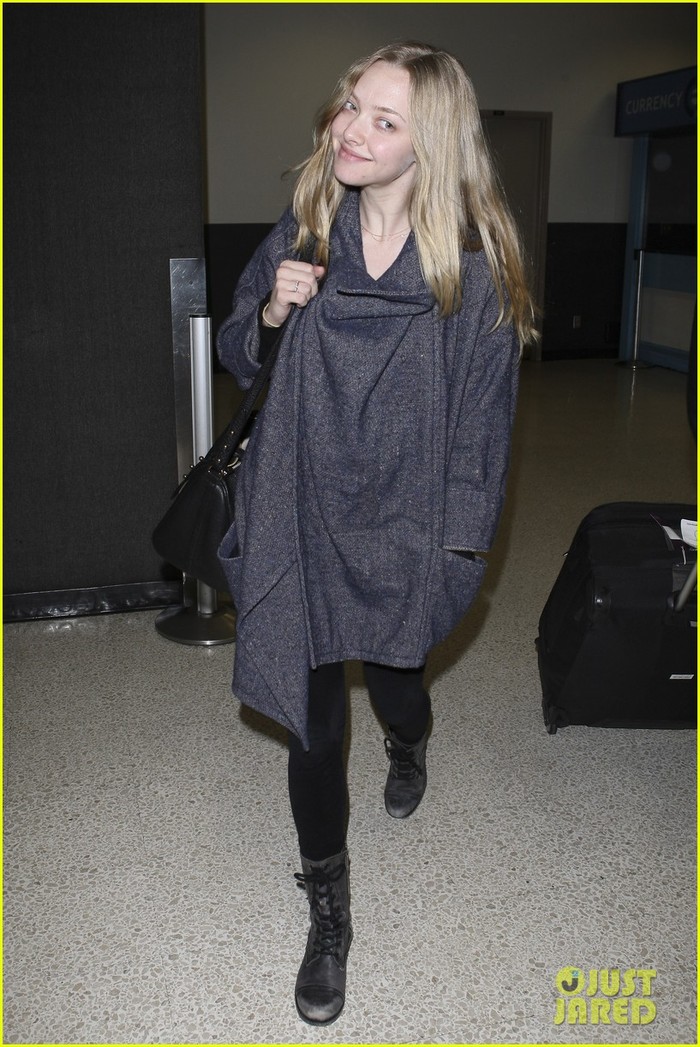 Amanda Seyfried vừa đặt chân xuống sân bay quốc tế Los Angeles hôm 17/3. Nữ diễn viên cười tươi trước ống kính phóng viên trên đường đi ra chỗ đậu ô tô.