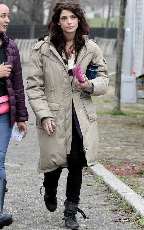 Ashley Greene đang bận rộn làm việc trên trường quay của phim "Americana" ở Brooklyn hôm thứ Sáy vừa qua. Nữ diễn viên giữ ấm cơ thể bằng việc mặc chiếc áo khoác dài và dày trong những lúc nghỉ giữa phân cảnh phim.