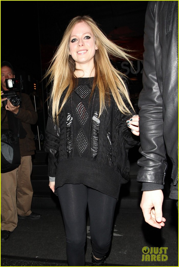 Avril Lavigne khoe nụ cười xinh đẹp và rạng rỡ của mình khi rời Katsuya ở Los Angeles. Gần đây, nữ ca sĩ tài năng vừa kết thúc thành công tour diễn thế giới Black Star và hoàn thành quá trình quay phim cho ca khúc mới "Goodbye".