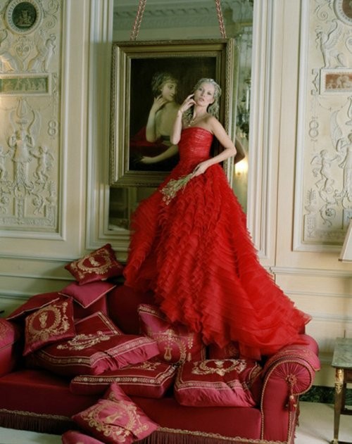 Kate Moss mặc bộ váy đỏ trong khung cảnh cổ điển của bộ ảnh được thực hiện bởi Tim Walker.