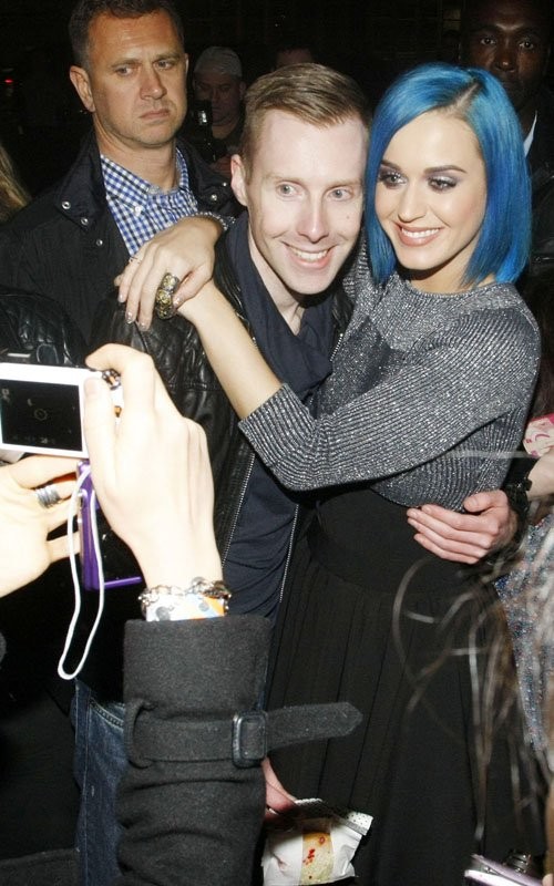 Tối 17/3, Katy Perry xuất hiện tại nhà hàng Nobu của thành phố Luân Đôn, Anh và đã nhận được sự chào đón vô cùng nhiệt thành từ các fan. Katy Perry cũng rất thân thiện và tự nhiên ôm rồi chụp ảnh cùng fan.