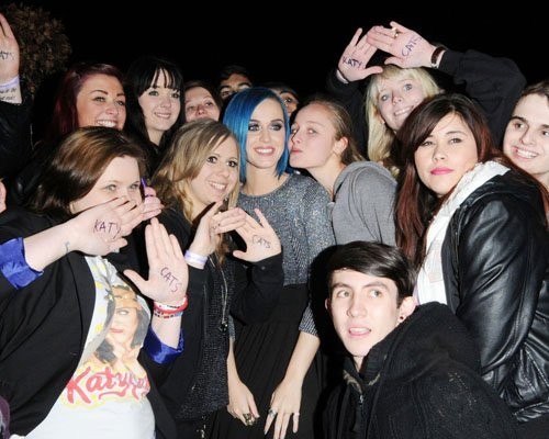 Katy Perry tóc xanh nổi bật giữa các fan "quây quần" xung quanh trong không khí thoải mái và thân mật. Sau đó, nữ ca sĩ có mặt tại Elstree Studios để biểu diễn cho chương trình "Let's dance" của đài BBC.