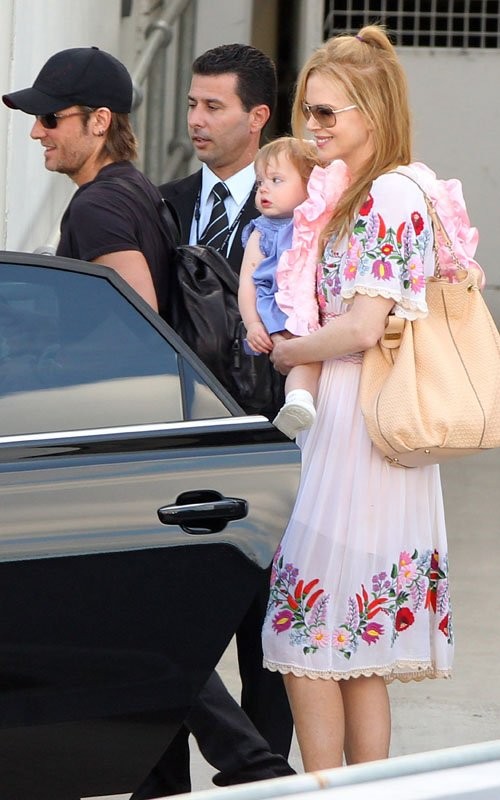 Sau khi rời Los Angeles lên máy bay về nhà, Nicole Kidman cùng gia đình nhỏ vừa hạ cánh xuống sân bay Sydney hôm 16/3. Hai vợ chồng đưa con gái Sunday Rose và cháu gái Faith Margaret đi thăm quê hương.