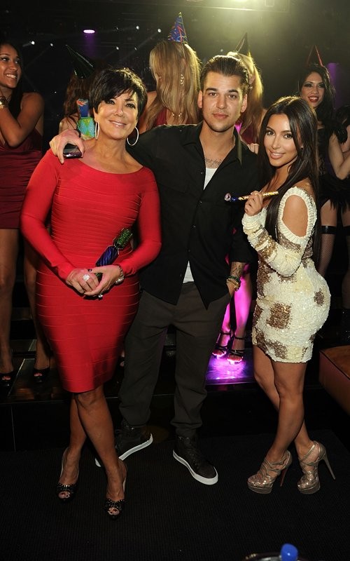 Kim Kardashian đang bận rộn giúp anh bạn Rob của mình trong ngày sinh nhật thứ 25 tại Las Vegas tối thứ Sáu.