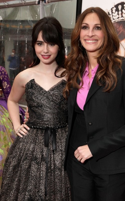 Có mặt ở rạp phim Trung Quốc Grauman, Lily Collins và Julia Roberts gia nhập cùng các ngôi sao khác như Victoria Justice và Kylie Jenner để tham dự buổi công chiếu phim "Mirror Mirror" hôm 17/3.