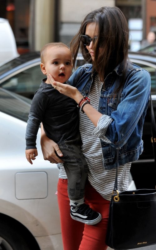 Miranda Kerr bị bắt gặp đang ồng bế con trai rất xinh xắn, đáng yêu trở về nhà ở Manhattan chiều hôm qua. Bà mẹ siêu mẫu mặc chiếc áo khoác bò, quần kaki màu đỏ và đi giầy đế bằng.