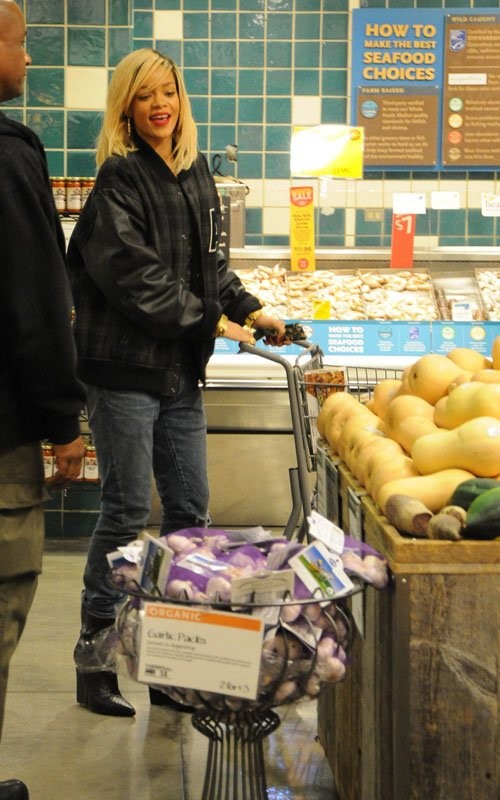 Hôm 16/3, Rihanna được chụp lại đang đi lòng vòng với chiếc xe đẩy trong siêu thị Whole Foods ở New York. Cô nàng tỏ ra rất thích thú trong việc mua sắm thức ăn.