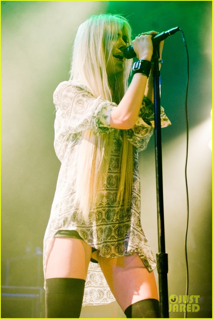 Taylor Momsen biểu diễn hết mình tại concert. Ngoài ra bạn diễn của Taylor trong "Gossip Girl"-Connor Paolo cũng có mặt tại buổi biểu diễn để cổ vũ cho nữ ca sĩ.