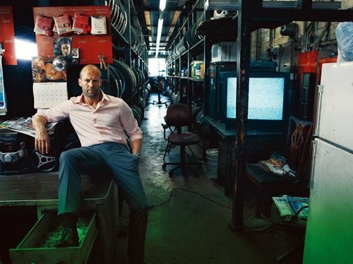 Jason Statham ngồi giữa những "ngổn ngang" của nhà kho, đem lại cảm giác "bụi bặm" trong loạt ảnh được thực hiện bởi Norman Jean Roy.