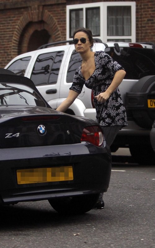 Pippa Middleton vừa bị bắt gặp vừa xuống khỏi ô tô trên đường phố Luân Đôn, Anh chiều 19/3.