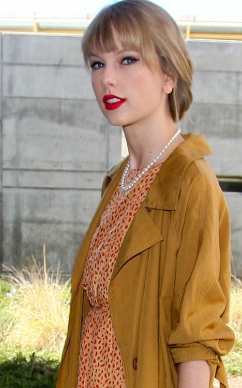 Hôm thứ Hai, nữ ca sĩ Taylor Swift vừa đặt chân xuống sân bay Los Angeles sau chuyến lưu diễn dài 13 tháng trên thế giới.