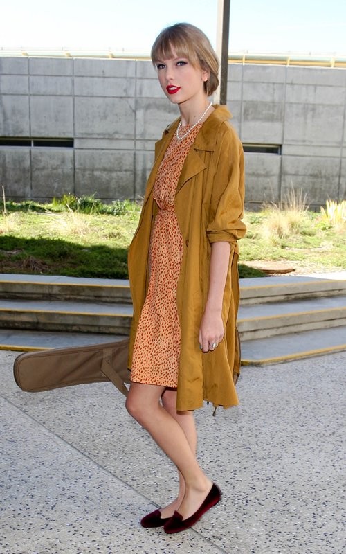 Taylor Swift xuất hiện xinh đẹp trong bộ váy vàng, áo khoác vàng cùng cách trang điểm ấn tượng.