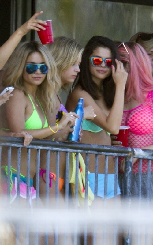 Thứ Tư vừa qua, Selena Gomez, Vanessa Hudgens và Ashley Benson vừa có một bữa tiệc bikini "linh đình" và hoành tráng trên lan can của khách sạn FL ở St. Petersbug.