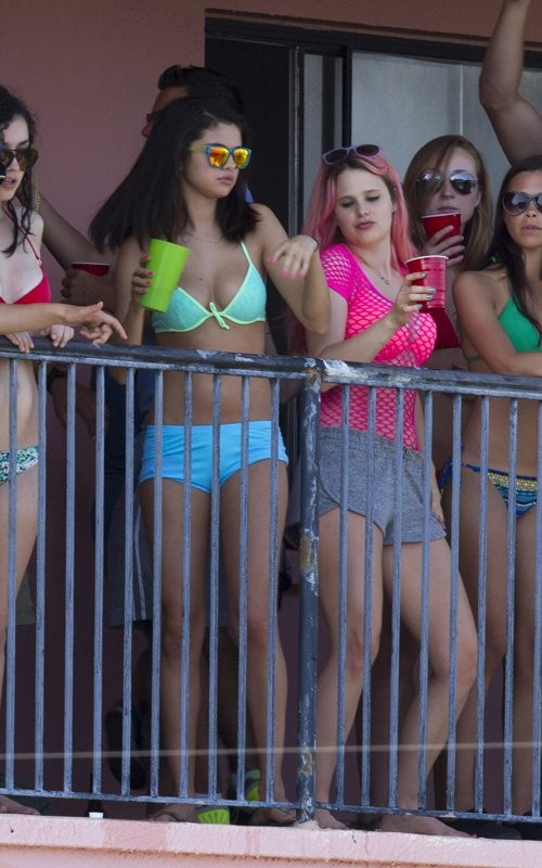 Tất nhiên, đó chỉ là hình ảnh trong khuôn khổ quảng bá cho phim "Spring Breakers". Các cô gái diện bikini đủ màu, vui đùa thoải mái trên ban công của trường quay.
