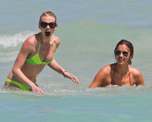 Hôm 24/3, hai siêu mẫu Irina Shayk và Anne V vừa cùng nhau vui đùa cùng sóng biển của Miami, Florida. Hai siêu mẫu có thân hình hoàn hảo này bị bắt gặp cùng nhau nghỉ mát liên tiếp hai ngày liền.