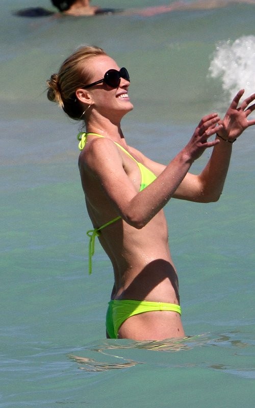Anne V diện bikini xanh.