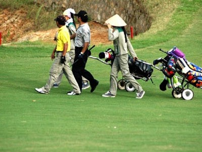 Theo tính toán một buổi chơi golf đơn giản đã mất tới gần 3 tháng lương của công chức ngạch chuyên viên .