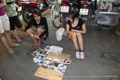 Hai du khách người Hong Kong này đang rất cần sự giúp đỡ để tim lại giấy tờ (Ảnh : Wordpress)