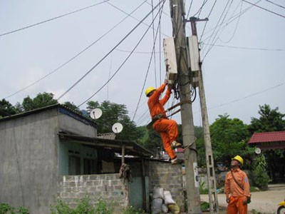 Với chi phí lương cao như vậy, thì ngành điện nên tính toán giảm lương thay vì tăng giá điện? (Ảnh minh họa - Ảnh: Dân Việt).