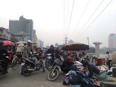Dù vừa thi công xong một bên đường nhưng lòng đường Hoàng Cầu (ven hồ Hoàng Cầu, Đống Đa, Hà Nội đã bị biến thành một "chợ giời" cóc.