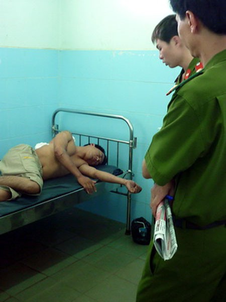 Đối tượng Vũ Bá Mạnh đang được điều trị tại Trung tâm Y tế Đức Trọng (Lâm Đồng) và được canh giữ nghiêm ngặt sau khi vụ hỗn chiến xảy ra (Ảnh: Tuổi trẻ).