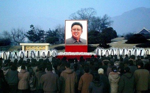 Người dân Triều Tiên tập trung làm lễ tưởng niệm trước di ảnh Kim Jong il (Ảnh: KCNA)