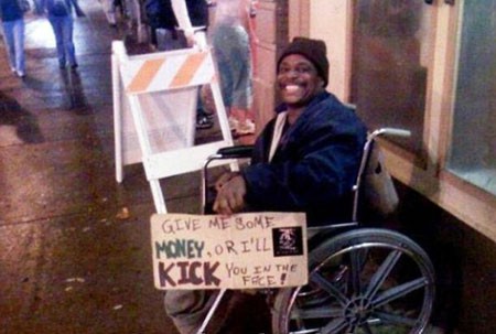 Ngồi xe lăn với nụ cười tươi và tấm bảng hy vọng: "ta sẽ xin được nhiều tiền"