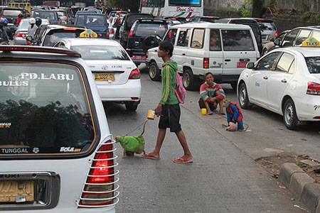 Tranh thủ lúc kẹt xe những người ăn xin ở Jakarta bắt đầu "hành động"