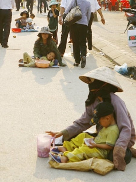 Cảnh những kẻ ăn mày "dởm" mang theo những đứa trẻ nhỏ để ăn xin không còn là hiếm ở các đền, chùa vào dịp lễ hội.