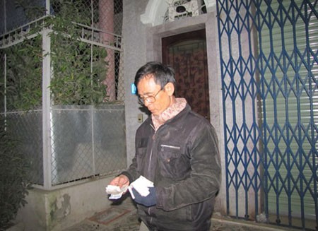 Một đối tượng chăn dắt ở Tp Vinh, Nghệ An, đếm số tiền thu được của những người ăn xin "dởm" sau một đêm đông
