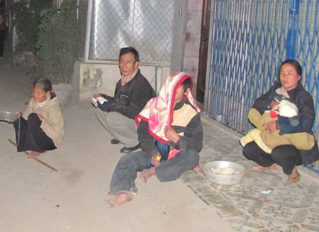 Mặc cho đêm đông giá rét nhưng vẫn có rất nhiều đối tượng "chăn dắt" những người ăn mày tập trung ăn xin ở Tp. Vinh, Nghệ An