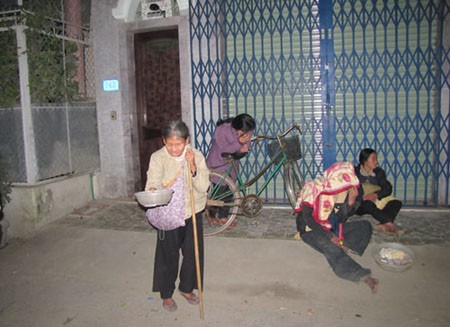 Giữa đêm đông, nhưng họ vẫn kiên trì bám trụ để người qua đường cho tiền.