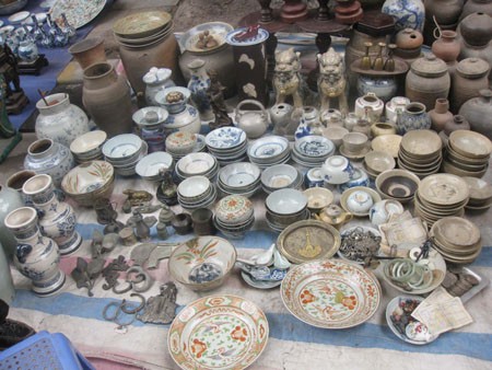 Những chiếc bình, đĩa, bát... có giá từ vài trăm đến bạc triệu được bày la liệt trong phiên chợ.