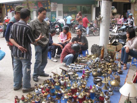 Không ai biết rõ thời gian nhưng cứ từ ngày 20 tháng Chạp trở đi phiên chợ đồ cổ trên phố Hàng Mã bắt đầu đông đúc cảnh người mua, người bán.