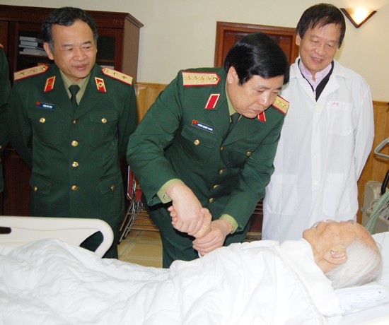 Đại tướng Phùng Quang Thanh xúc động, thăm hỏi Đại tướng Võ Nguyên Giáp.