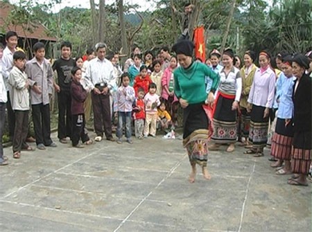 Trò chơi nhảy ô chức của đồng bào Thái ở Nghệ An trong dịp đón Tết Nguyên đán.