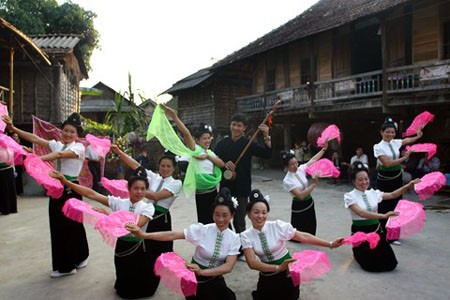 Những điệu múa quạt của người Thái trong dịp Tết.
