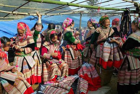 Những người phụ nữ trong các bộ trang phục lộng lẫy cùng đón Tết Nguyên đán của người Mông (hay gọi là Tết Naox-Cha)