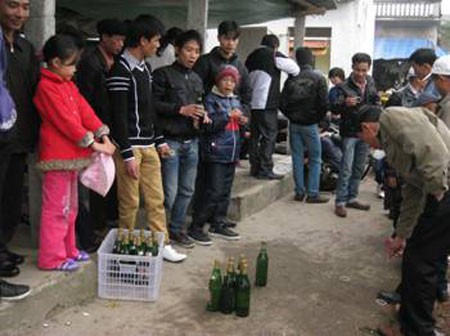 Trò chơi ném cổ chai bia trúng thưởng trong phiên chợ đặc biệt này luôn thu hút được đông đảo thanh niên tham gia với mong muốn được nhiều tài lộc.